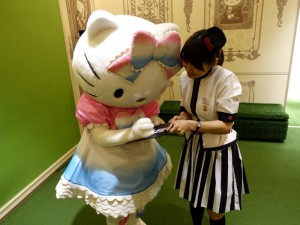 Hello Kitty gibt Autogramme im Sanrio Puroland, Tokio