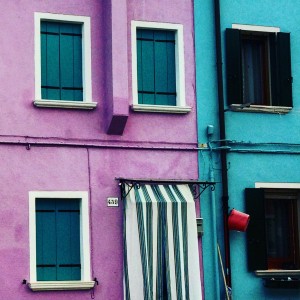 Burano: Häuser in Pink und Türkis