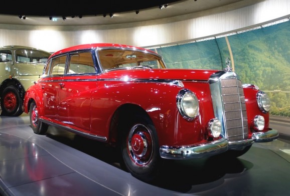 Historische Limousine im Mercedes-Benz Museum