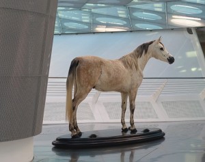 Den Anfang macht das Pferd: Beginn des Rundgangs durch das Mercedes-Benz Museum Stuttgart