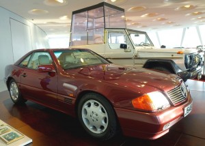 Im Mercedes-Benz Museum: ein Papamobil und die Limousine von Lady Di