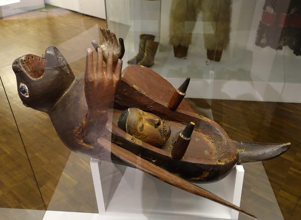 Inuit-Kunstwerk im Museum für Völkerkunde Hamburg