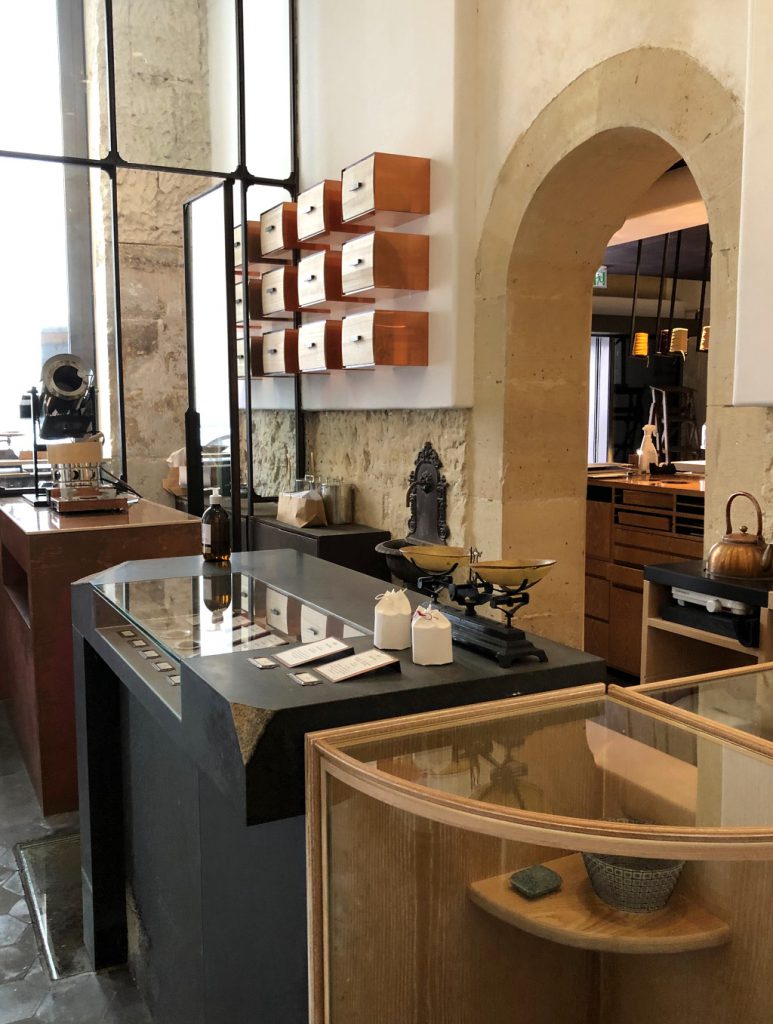 Tee trinken in Paris kulinarische Tipps Kind am Tellerrand