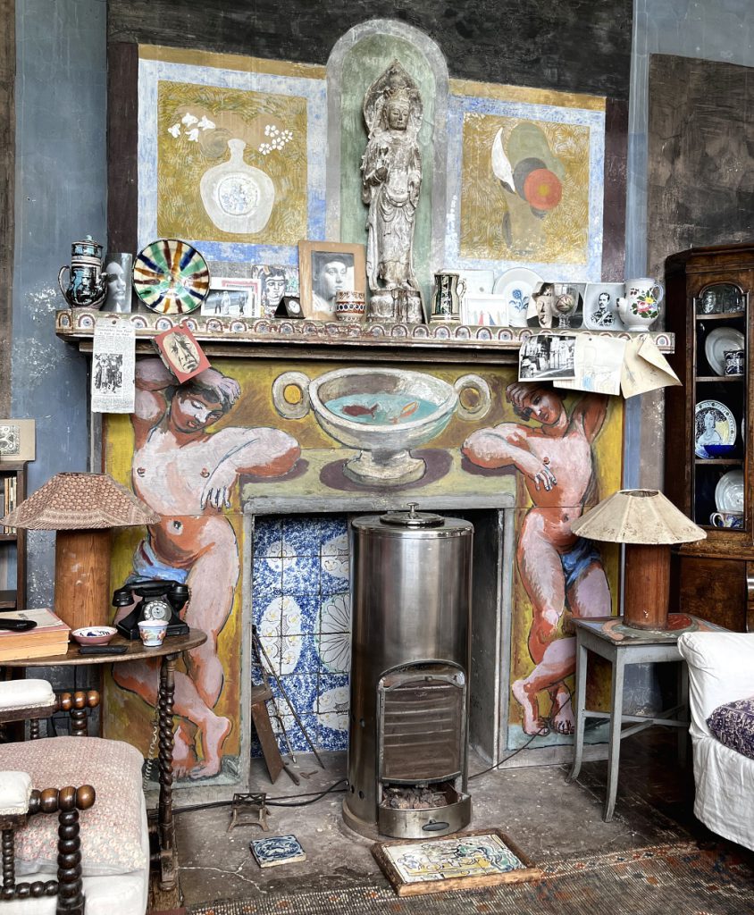 Charleston House: antikisierend bemalter Kamin im Atelier der Bloomsbury Group