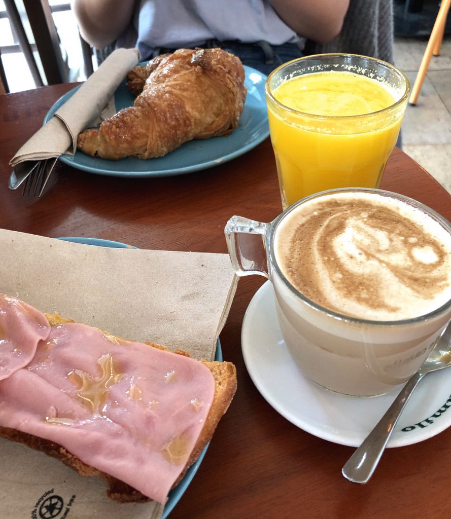 Valencia mit Teenagern: Frühstück mit herrlichem Orangensaft
