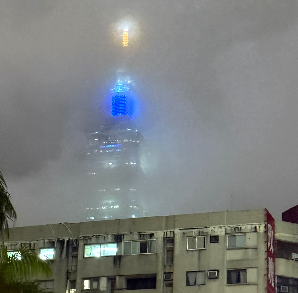 Taipei 101 im Nebel