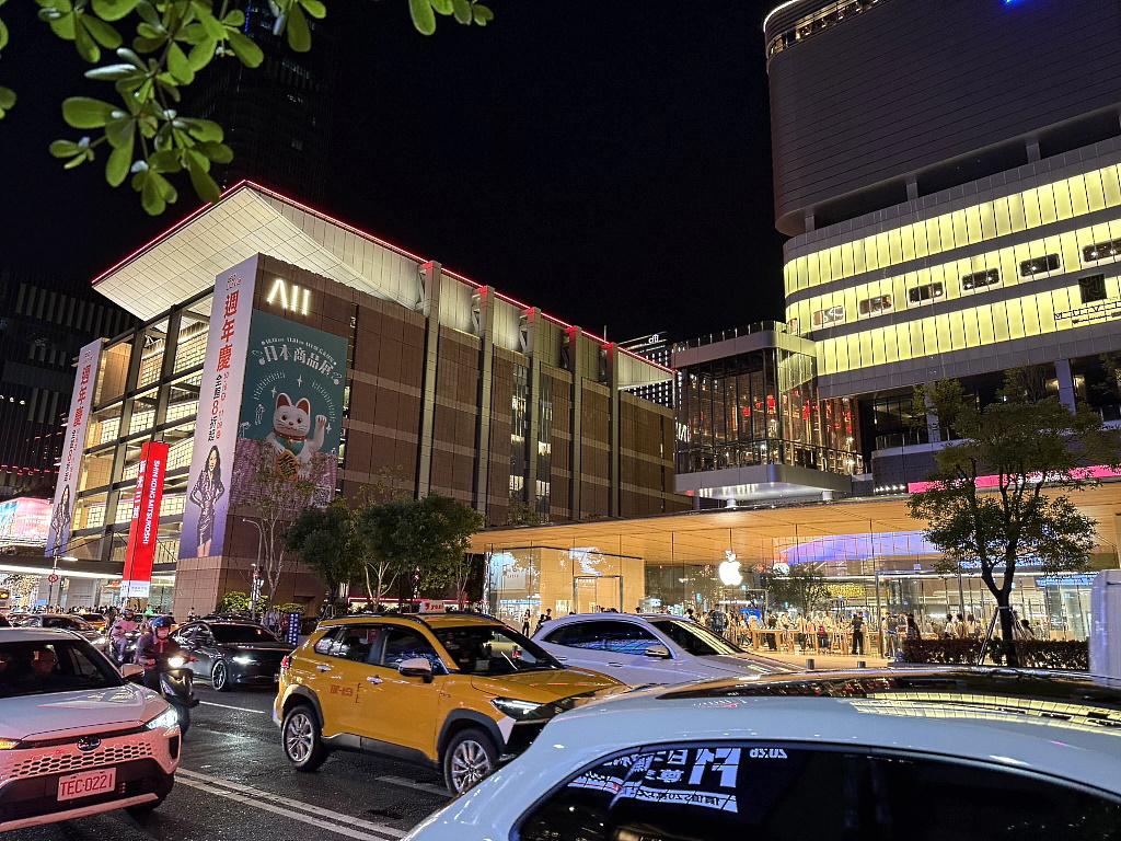 Xinyi, Taipei, by night